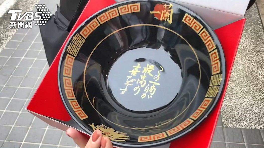 一蘭拉麵依循慣例,開幕前3名顧客可得「有田燒 一蘭謹製拉麵碗」一碗。(圖/TVBS)