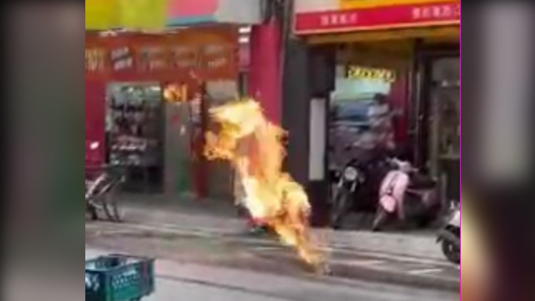 馬路上起火燃燒。（圖／翻攝自我是石牌人 臉書）