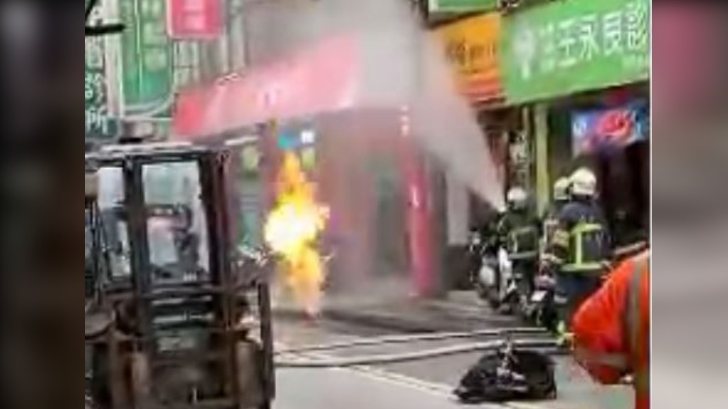 消防人員到場灑水灌救。（圖／翻攝自我是石牌人 臉書）