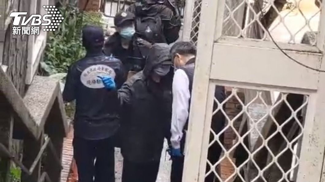警方在被害人住家外蒐證。(圖/TVBS)