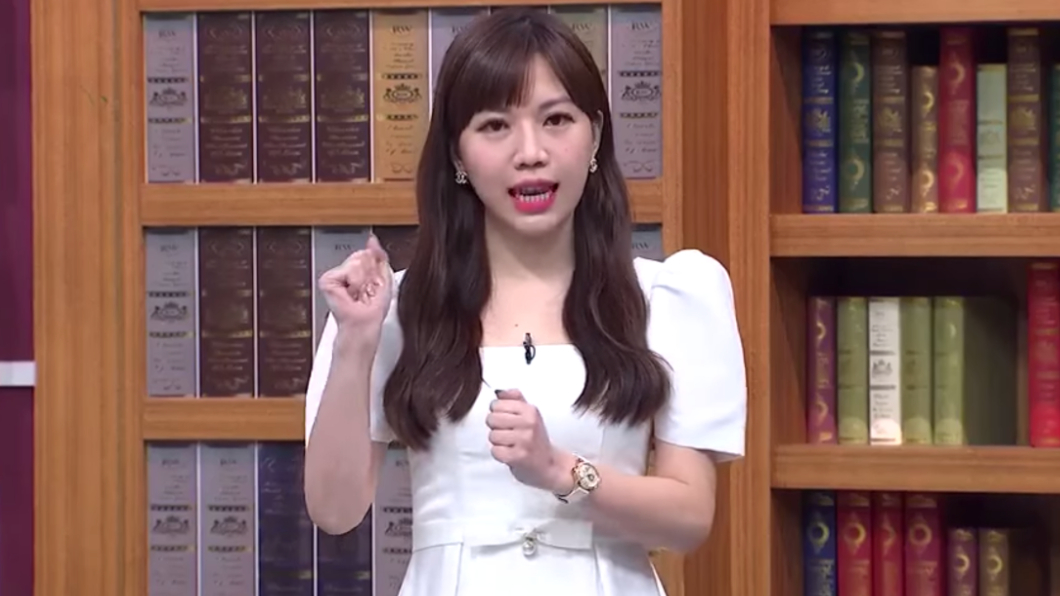 蔡尚樺專心講解新版遊戲規則。(圖/翻攝自蔡尚樺臉書)