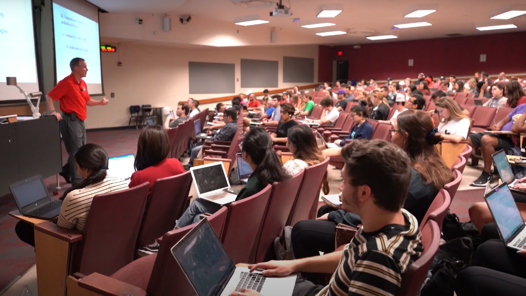 學生玩指定關卡並通過檢定即可獲得學分。(圖/翻攝自 The University of Arizona YouTube)