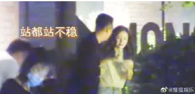 汪小菲被拍到與長髮妹一同在酒吧門口。（圖／翻攝自微博）
