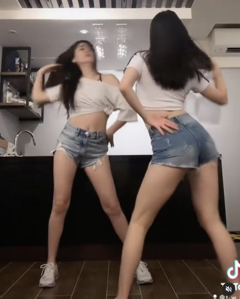 白家綺和大女兒尬舞。（圖／翻攝自白家綺IG）