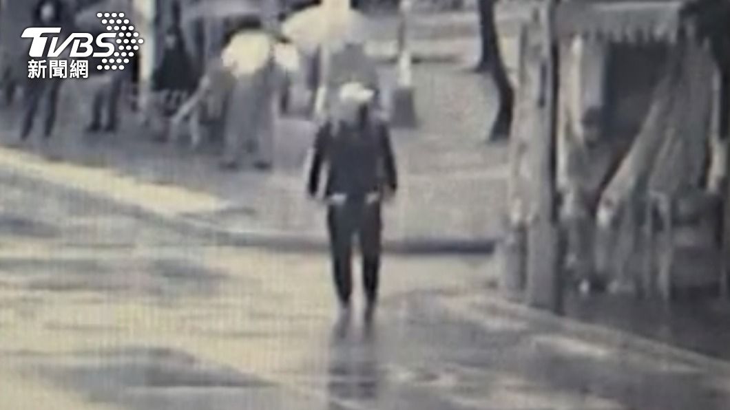 黃男行兇後改搭計程車逃逸。（圖／TVBS）