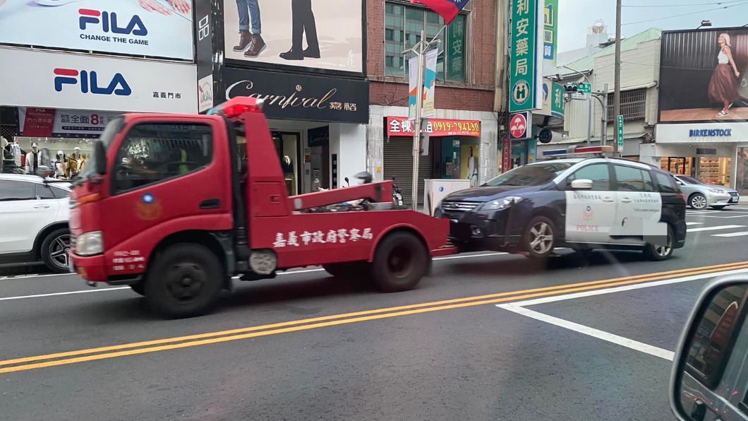 嘉義一台警車被拖吊車拖走。(圖/翻攝自嘉義綠豆大小事臉書)