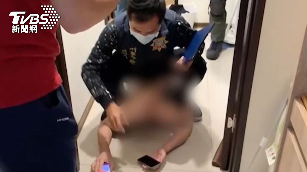 史姓大哥遭壓制。(圖/TVBS)