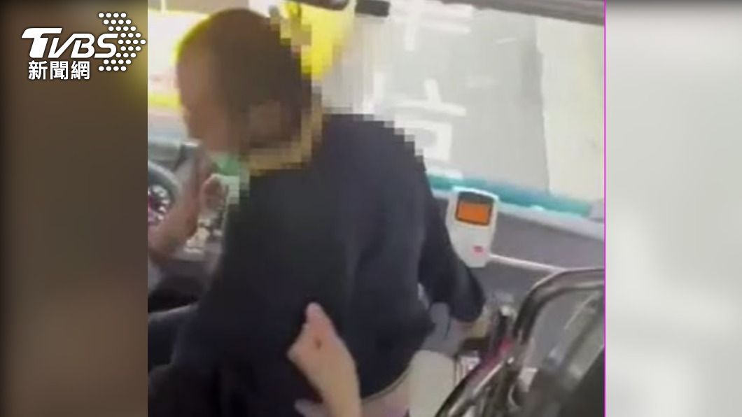 男子不顧車輛行駛中,在駕駛座旁攻擊。(圖/TVBS)