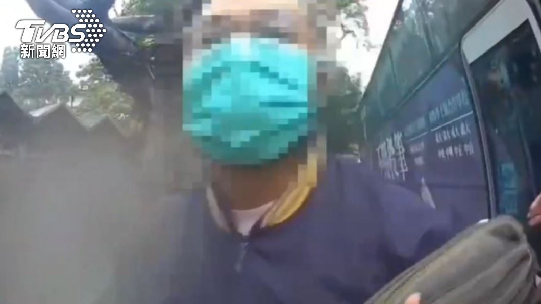 男子遭警方逮捕仍不認錯,說自己過站為何不能下車?(圖/TVBS)