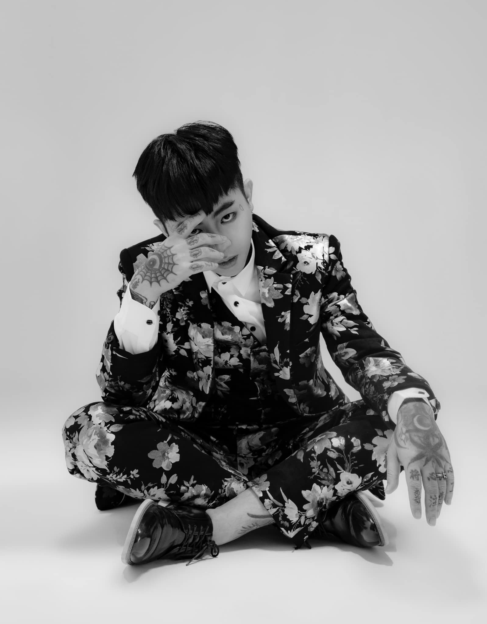 判決結果出爐後謝和弦PO出與莉婭的婚紗照。(圖/Facebook 謝和弦 R-chord (阿扣))