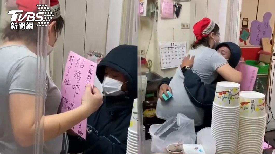 買晚餐直擊求婚!女店員淡定收戒指 轉頭繼續包炒飯