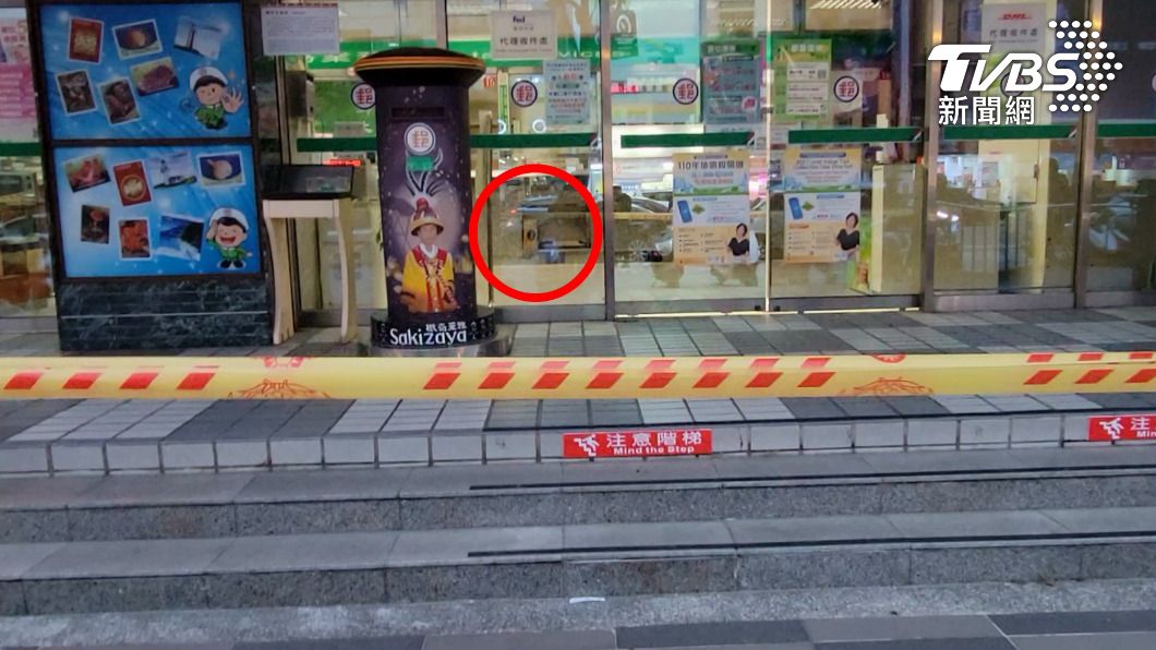 警方不敢大意,拉起封鎖線,清理現場。(圖/TVBS)
