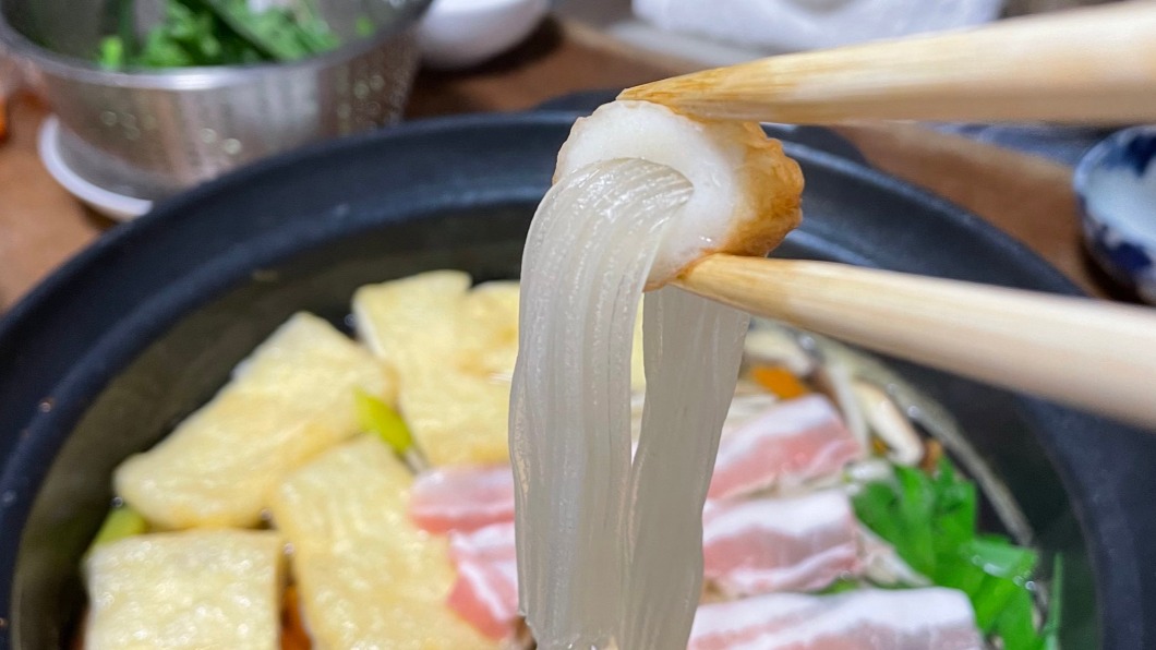 在烹調過程中，冬粉不但吸滿湯裡的精華，也吸附了竹輪的香氣。（圖／翻攝自推特）