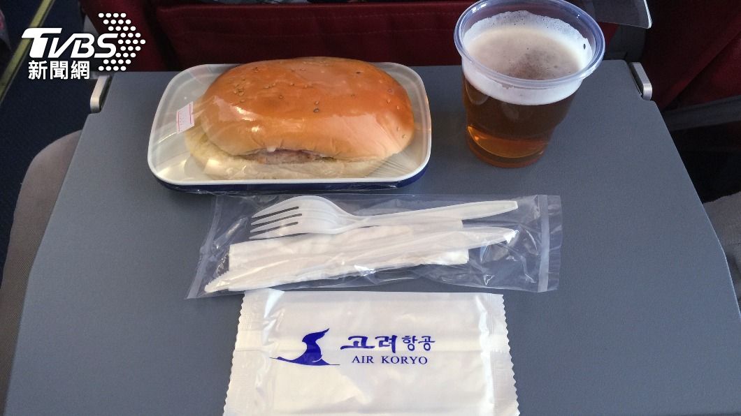 先前美聯社記者也體驗過高麗航空飛機餐「漢堡」。(圖/達志影像美聯社)
