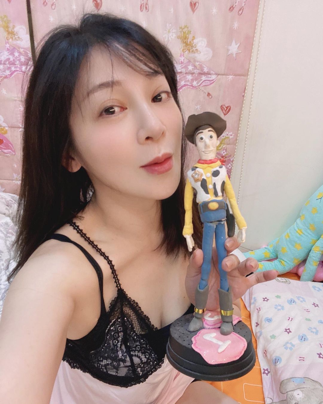 王彩樺胸前一片全洩。（圖／翻攝自王彩樺-台灣濱崎步Facebook）