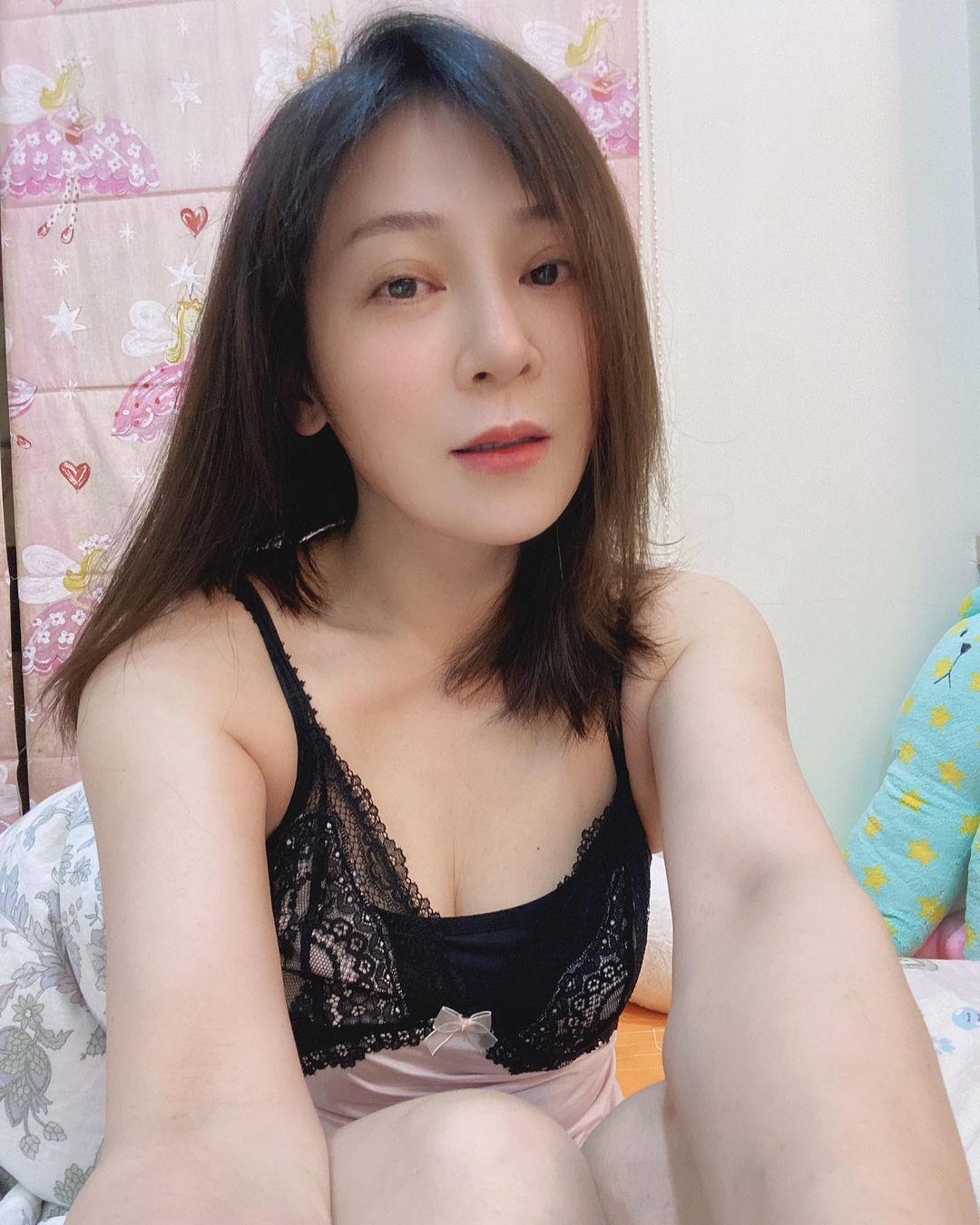 王彩樺胸前一片全洩。（圖／翻攝自王彩樺-台灣濱崎步Facebook）