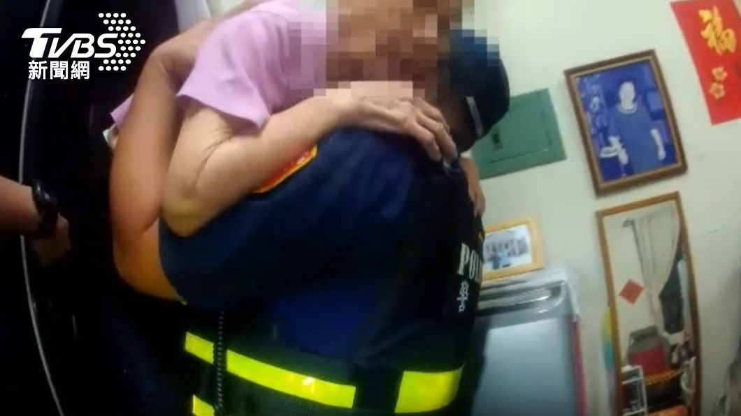 百歲奶奶反鎖房間!爬窗台求救嚇壞家屬 警破門救援