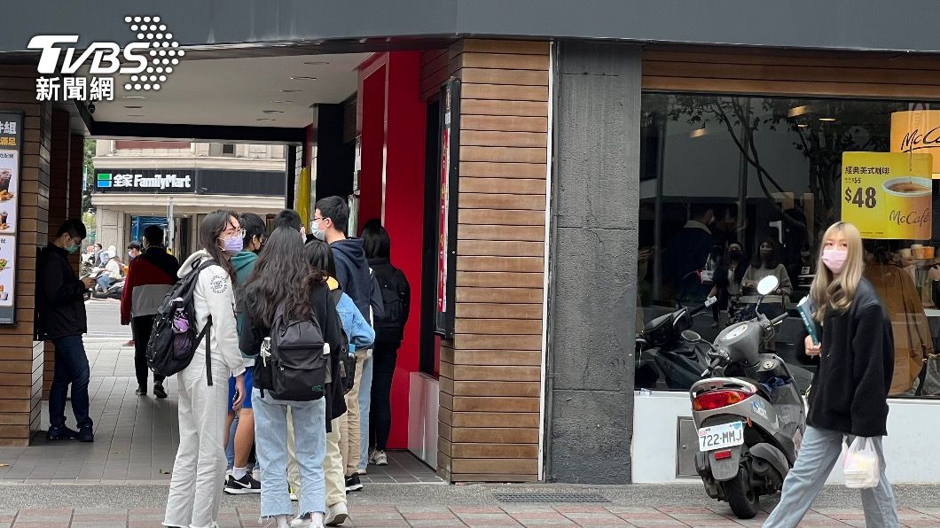 麥當勞優惠首日中午用餐時間人潮已經排到店外面。(圖/TVBS)