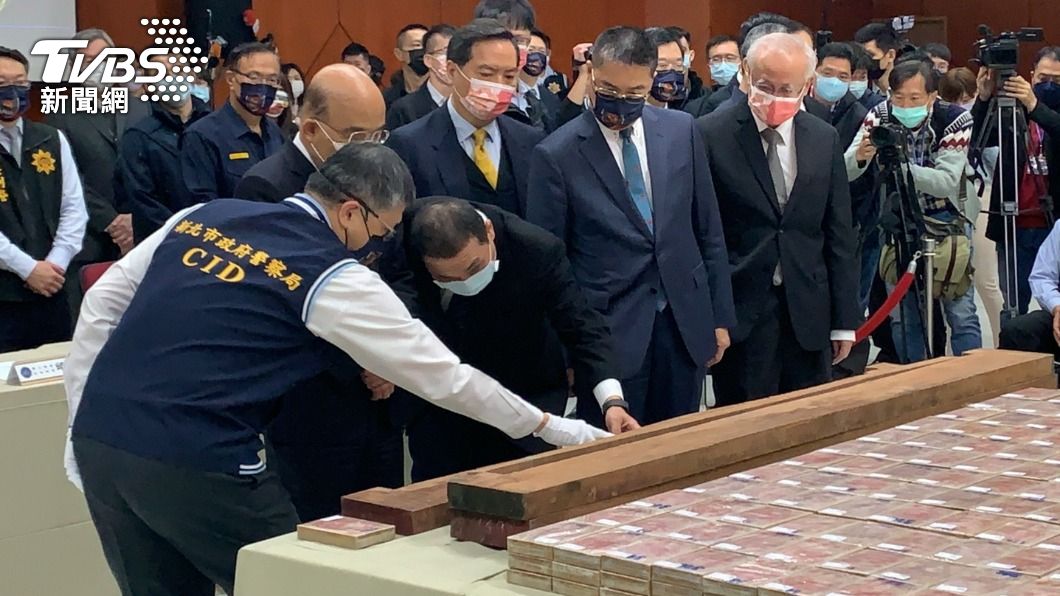 行政院長蘇貞昌與新北市長侯友宜聽新北刑大大隊長黃壬聰解說海洛因磚藏匿位置。(圖/TVBS)