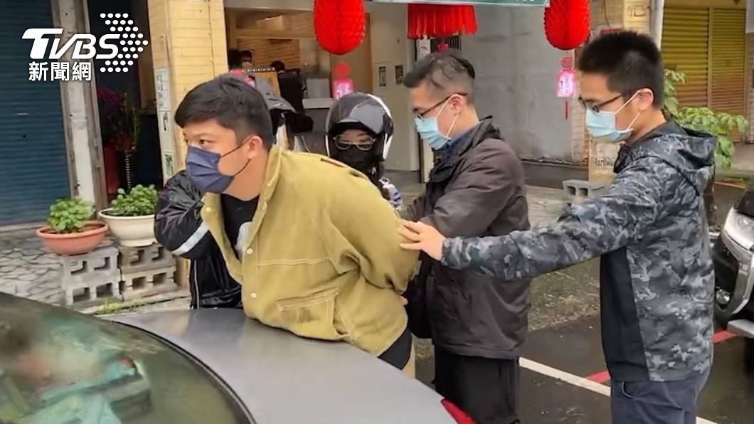 巫姓犯嫌遭警方逮捕。(圖/TVBS)