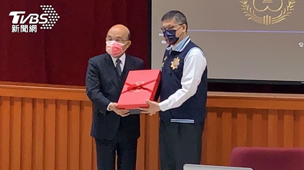 新北刑大大隊長黃壬聰接受蘇貞昌頒發水果禮盒。(圖/TVBS)