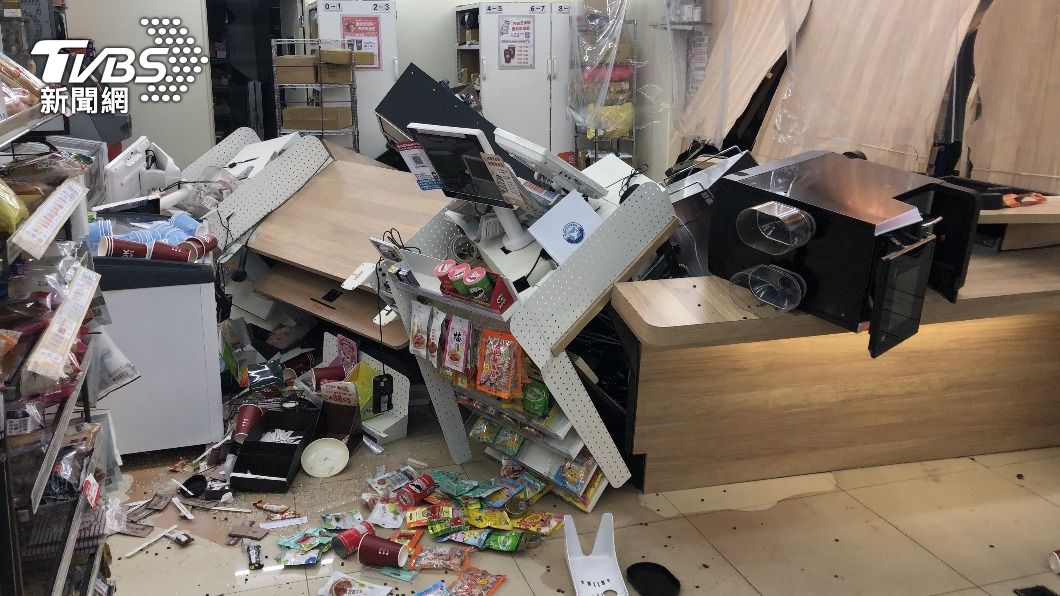 桃園男酒駕撞進超商,店內一片狼藉,黃姓店員也因此受傷。(圖/警方提供)