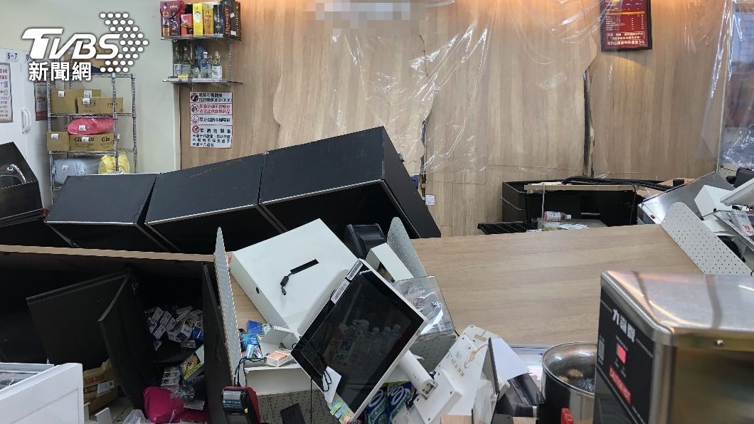 桃園男酒駕撞進超商,店內一片狼藉,黃姓店員也因此受傷。(圖/警方提供)