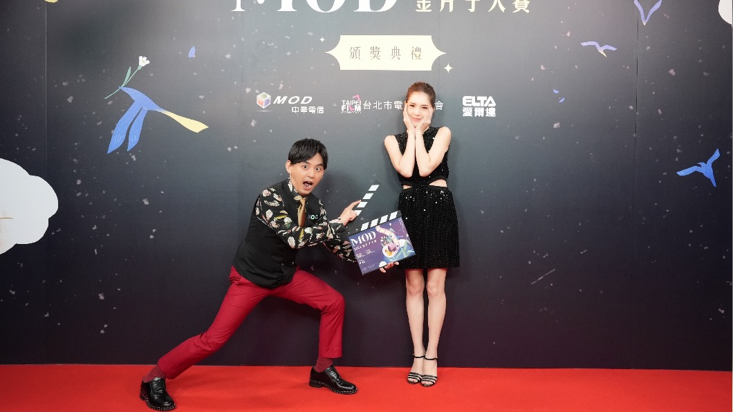 2021 MOD金片子大賽頒獎典禮主持人黃子佼(左)與代言人許瑋甯合照。（圖／台北市電影委員會提供提供）