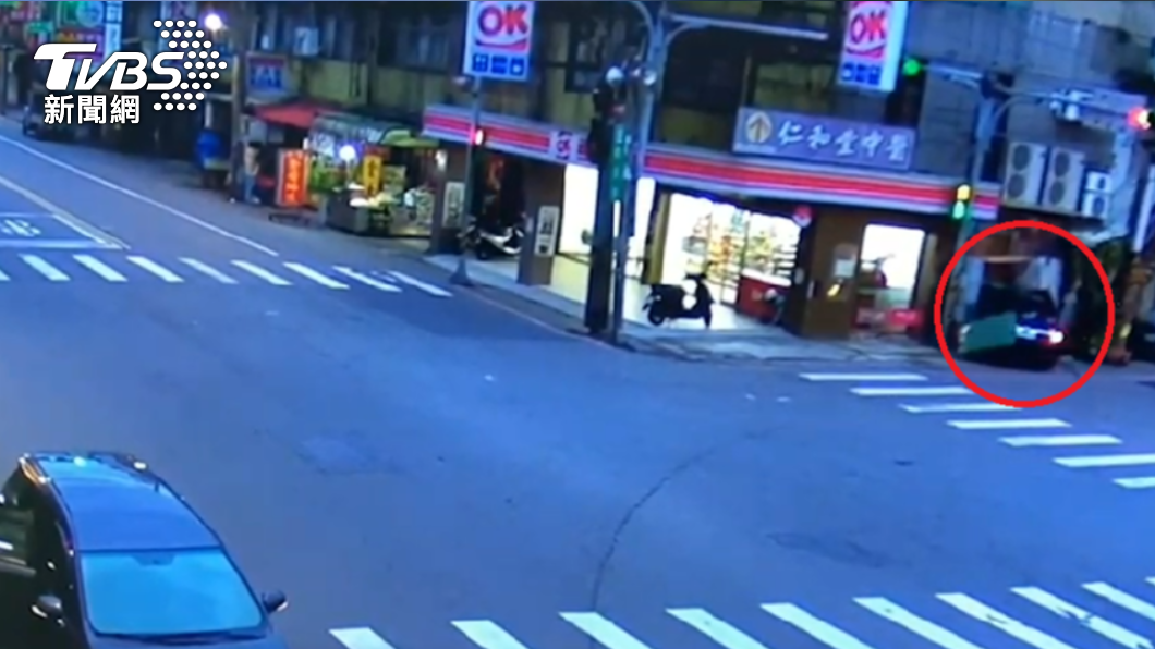 桃園男夜唱完酒駕失控撞入超商。(圖/警方提供)