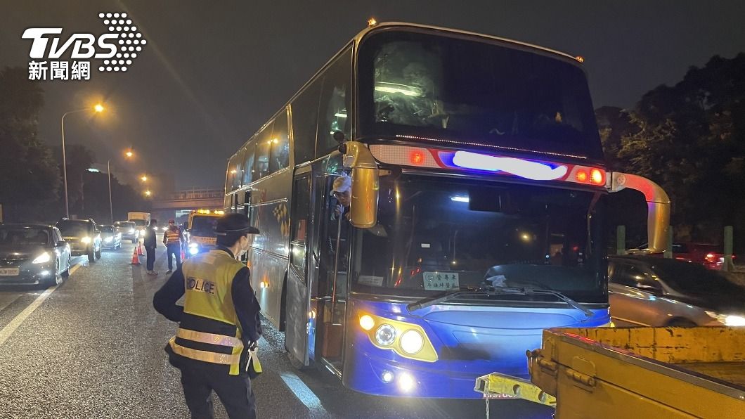 國道驚魂!遊覽車駕駛突猝死 2新兵搶方向盤救43人
