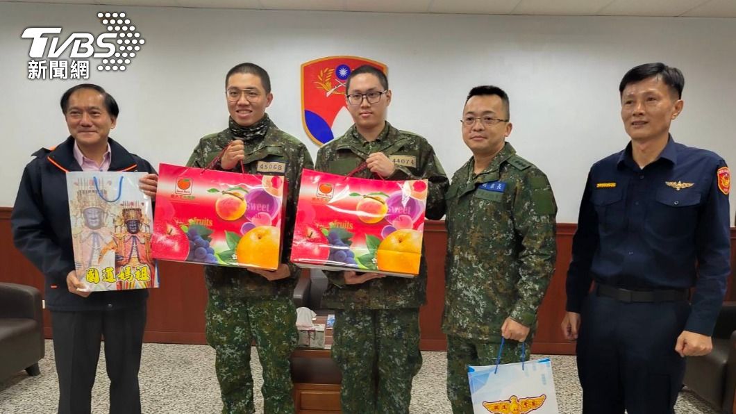 國道公路警察局特地前往陸軍206旅致贈紀念品,感謝許男和洪男的義勇事蹟。(圖/國道警方提供)