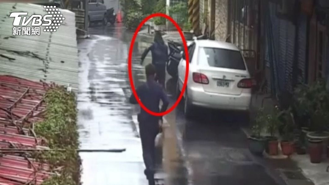 確認過眼神!通緝犯與警對視後狂奔 躲進國小廁所遭逮