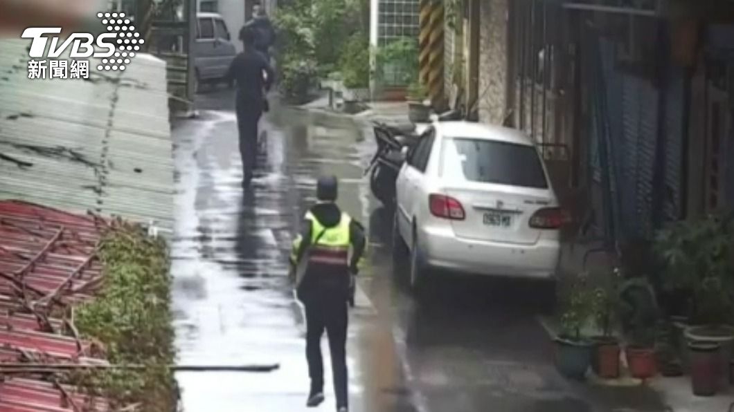 山佳派出所所長與員警追捕通緝犯。(圖/TVBS)