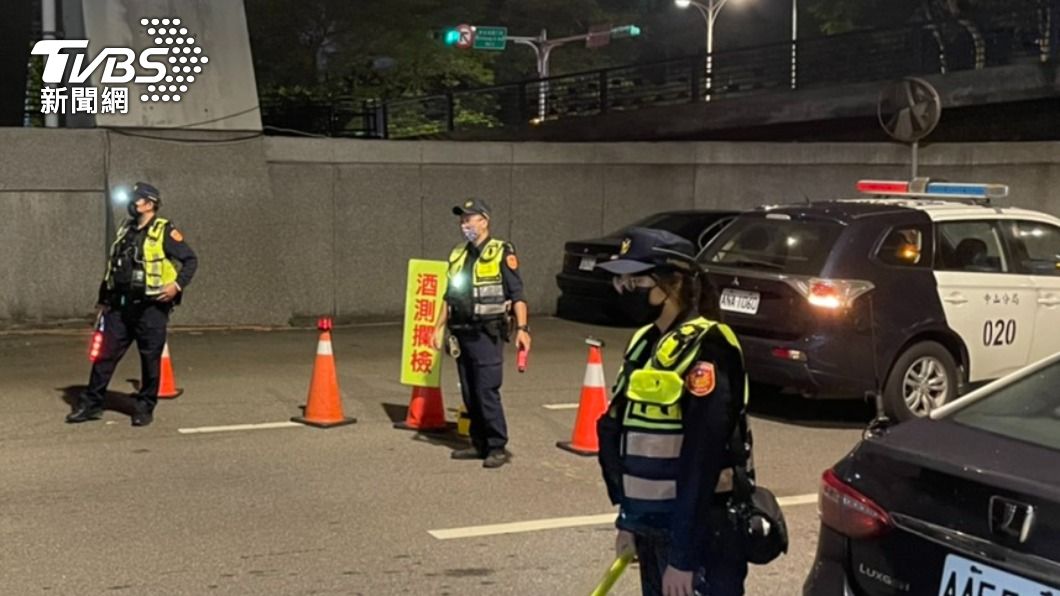 北市中山分局員警加強臨檢取締。(圖/TVBS)