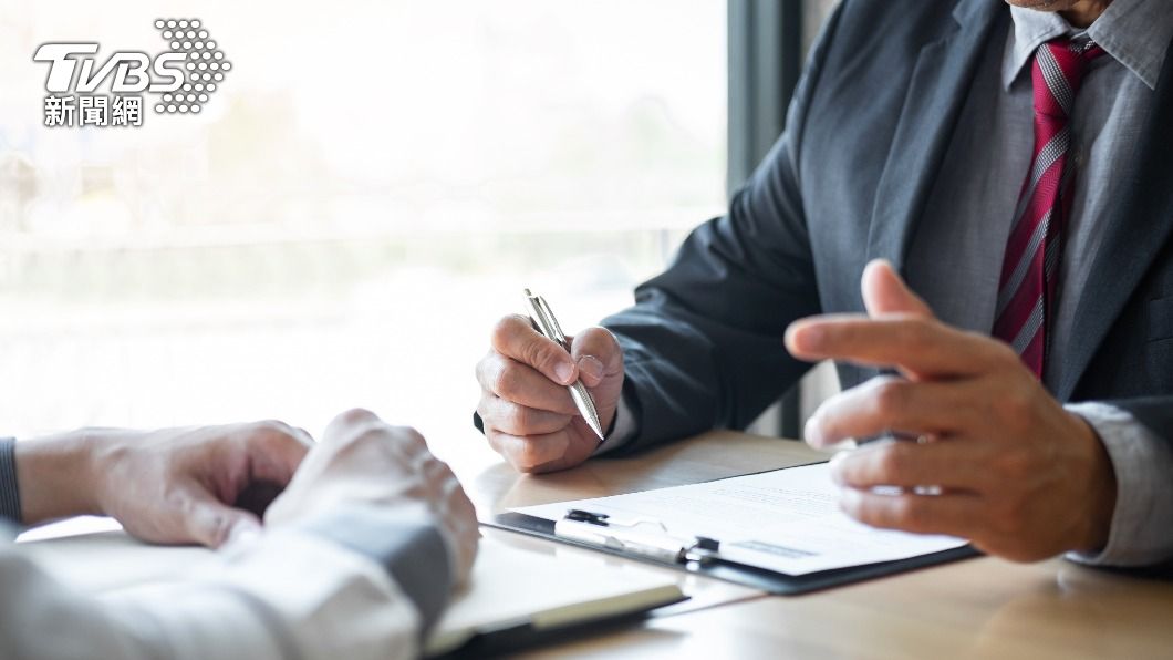 將在校成績單及相關經歷,整理成書面、數位報告。(示意圖/shutterstock達志影像)