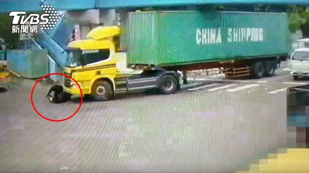 又是內輪差！機車遭右轉曳引車捲車底　騎士傷重亡