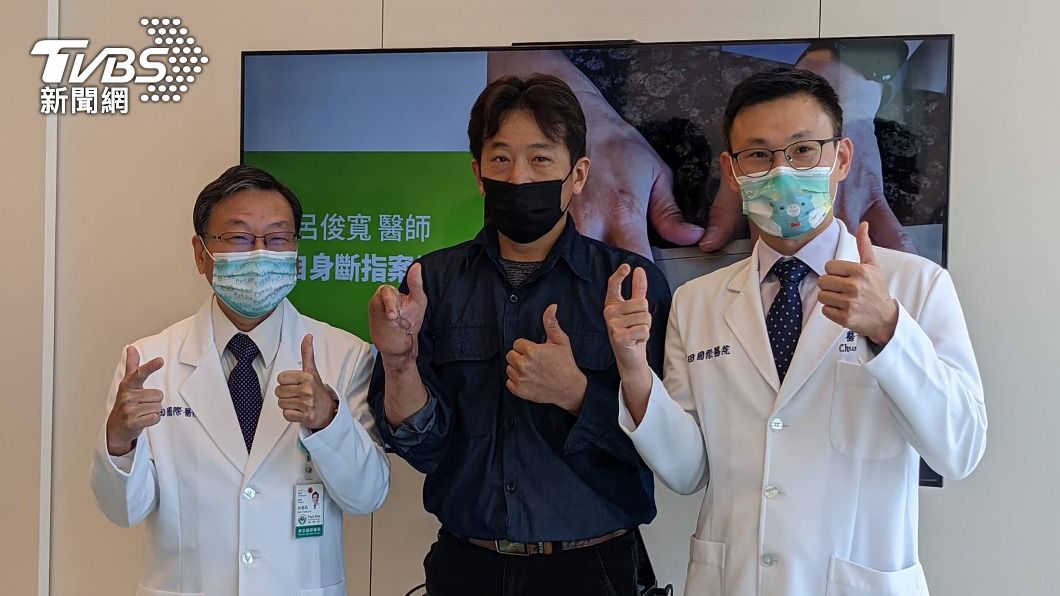 工安意外致右手僅剩拇指 移植腳趾術後可握筆寫字