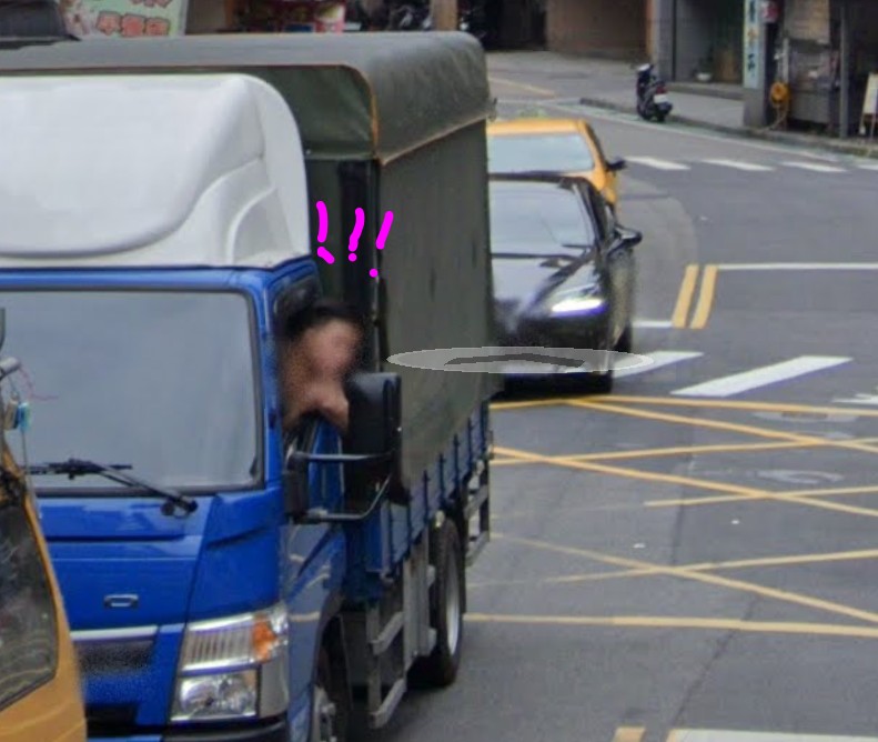 有網友將該車輛的上個畫面也截出。(圖/翻攝自爆廢公社)