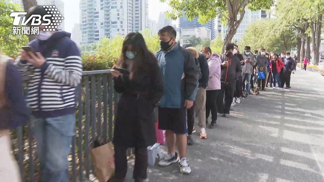 台中一蘭拉麵24日開幕,開門前就有近400人排隊。(圖/TVBS)