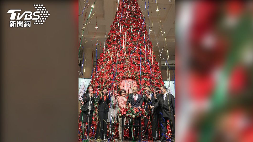台北晶華酒店一樓中庭的聖誕樹，總高近15公尺。（圖／TVBS）