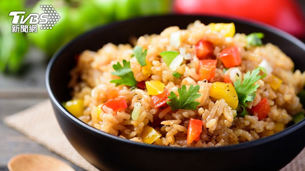 許多人認同去吃到飽優先拿炒飯的吃法。(示意圖/shutterstock達志影像)