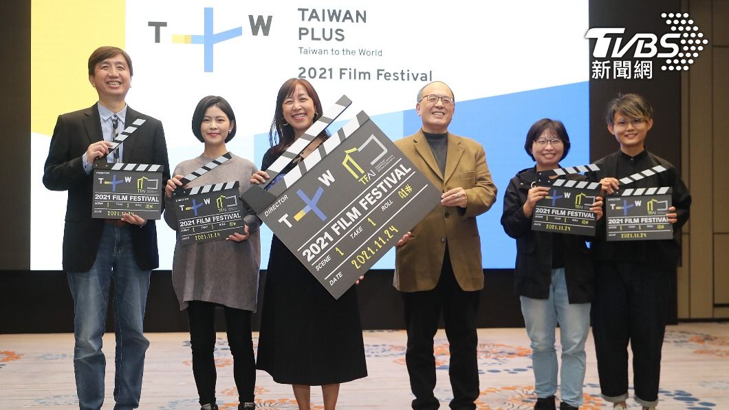 Taiwan+執行長蔡秋安(左3)、影視聽中心董事長藍祖蔚(右3)等人出席宣傳。(圖/中央社)