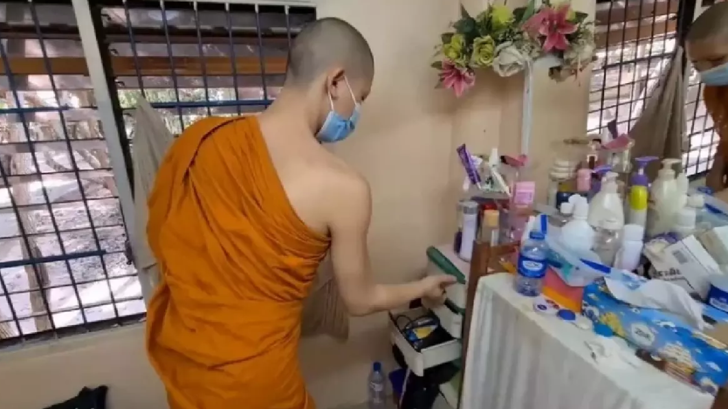 男僧為了自清帶記者查看自己房間。(圖/翻攝自微博)