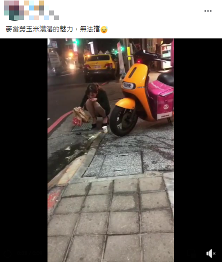 長腿辣妹不小心將玉米濃湯翻倒。(圖/翻攝自爆廢公社公開版Facebook)