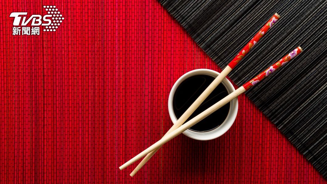 筷子沒擺齊,恐代表三長兩短不吉利的寓意。(示意圖/shutterstock達志影像)
