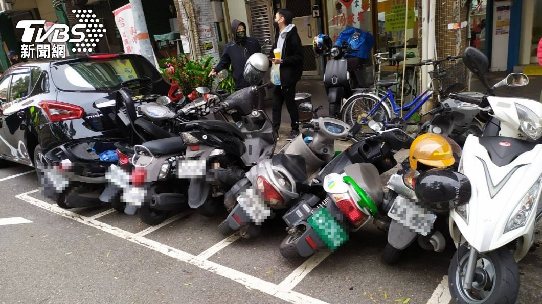 小黃司機身體不適暫停路邊 再起步竟爆衝連撞17車