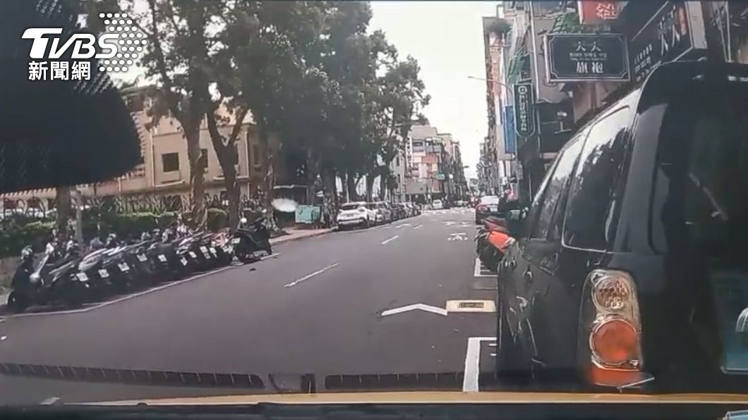 昆明街上兩邊車輛都遭撞擊。(圖/TVBS)