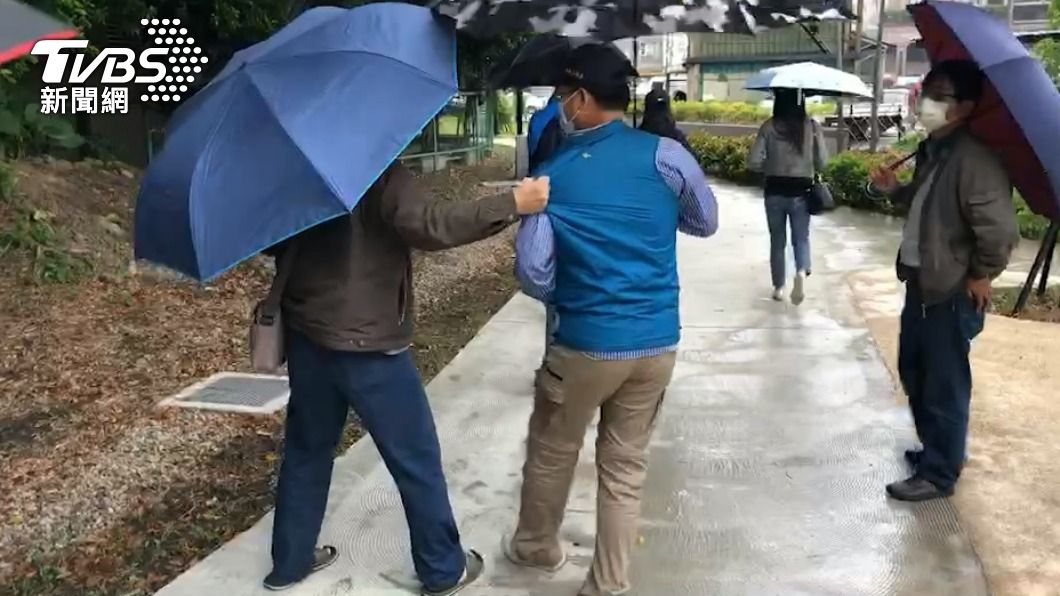 溜滑梯太長?男陳情沒人理 扯衣狂吼「你是不會回話嗎」