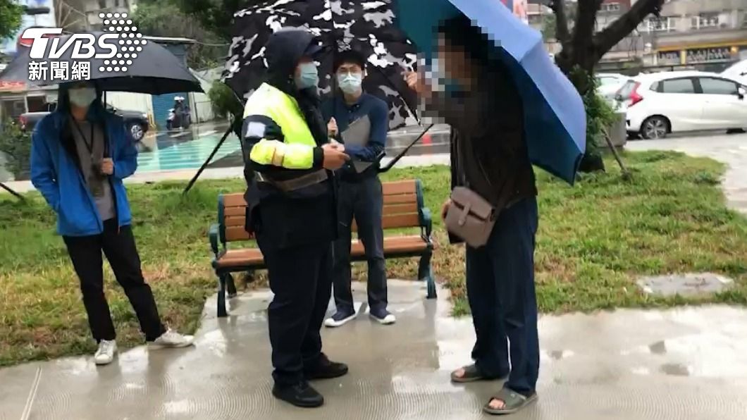 警方到場陳情人情緒仍激動。(圖/TVBS)