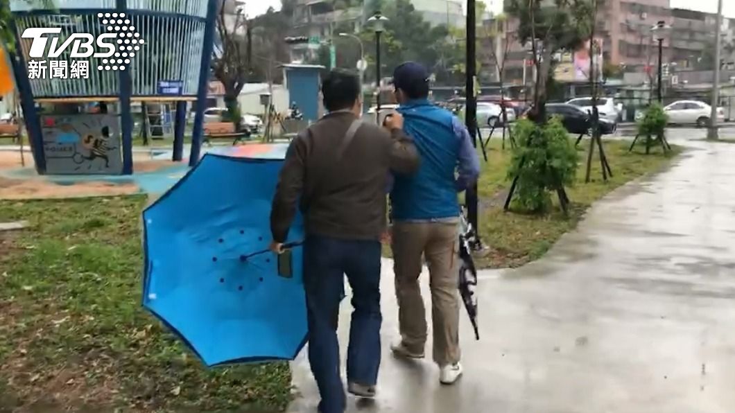 陳情人拉著新工處人員到遊戲場。(圖/TVBS)